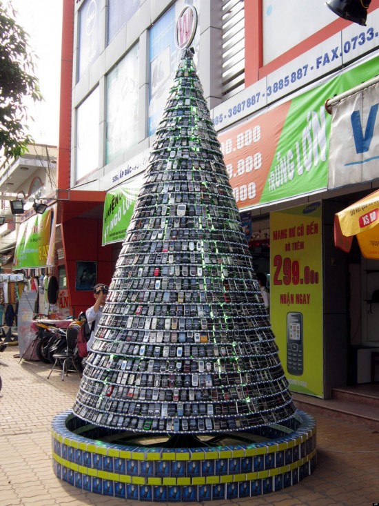 cell-phone-Christmas-tree-550x733