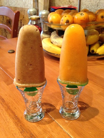 персиковое мороженное с кокосовой стружкой и бананом и персиковый лед